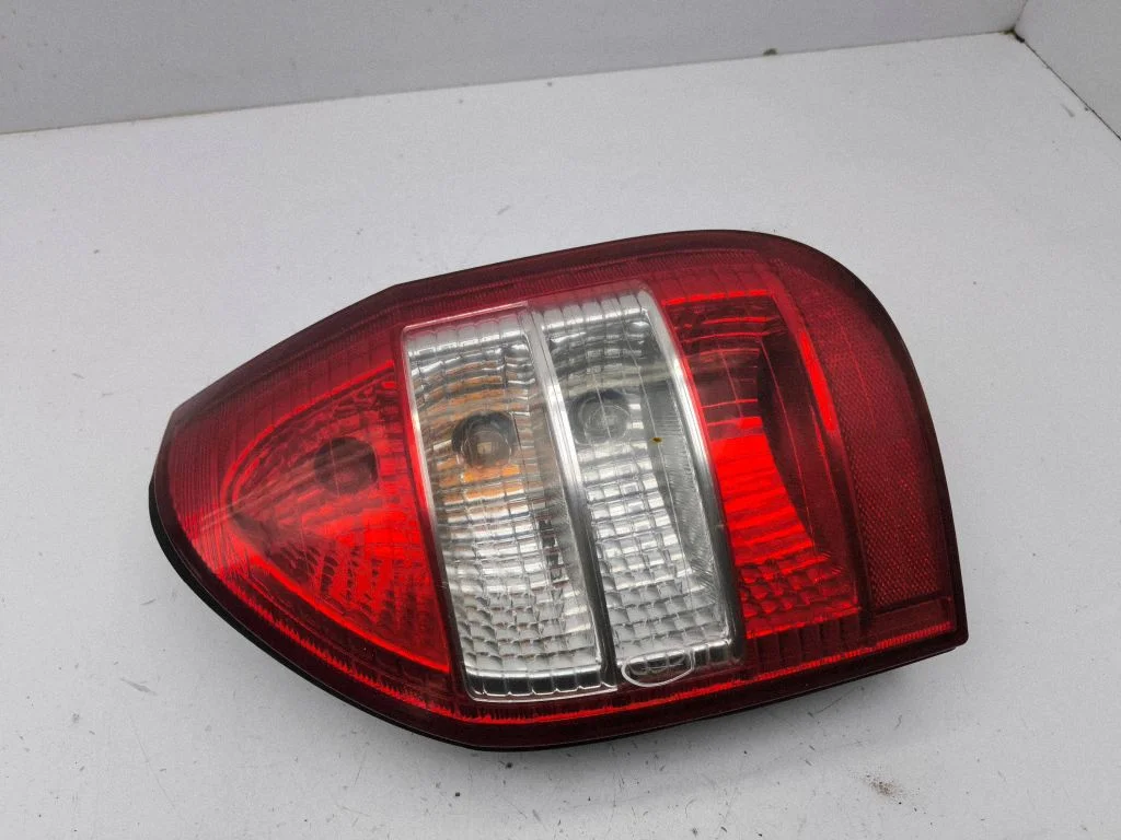 Rear/tail lights – right