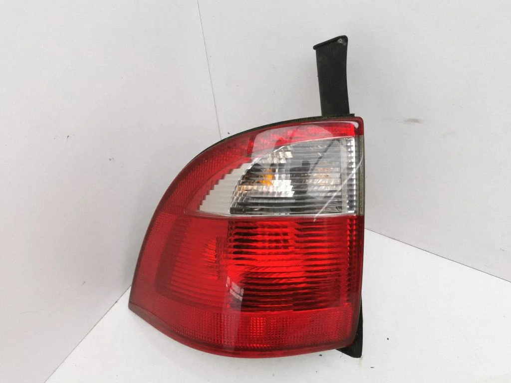 Rear/tail lights – left