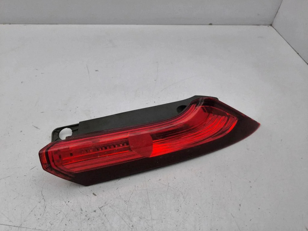 Rear/tail lights – right