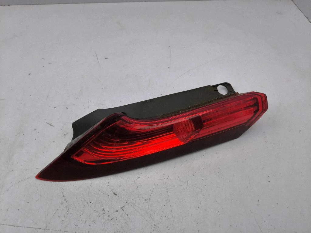 Rear/tail lights – left