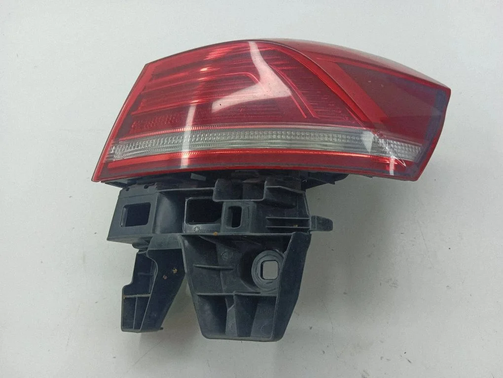 Rear/tail lights 3G9945312