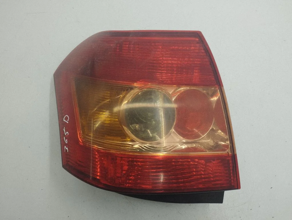 Aizmugurējais lukturis virsbūvē 8155002301