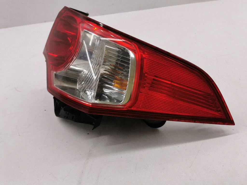 Rear/tail lights – right