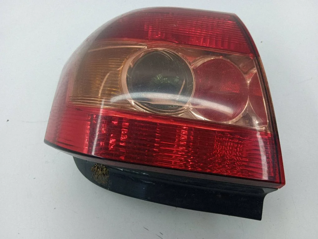 Aizmugurējais lukturis virsbūvē 8155002301