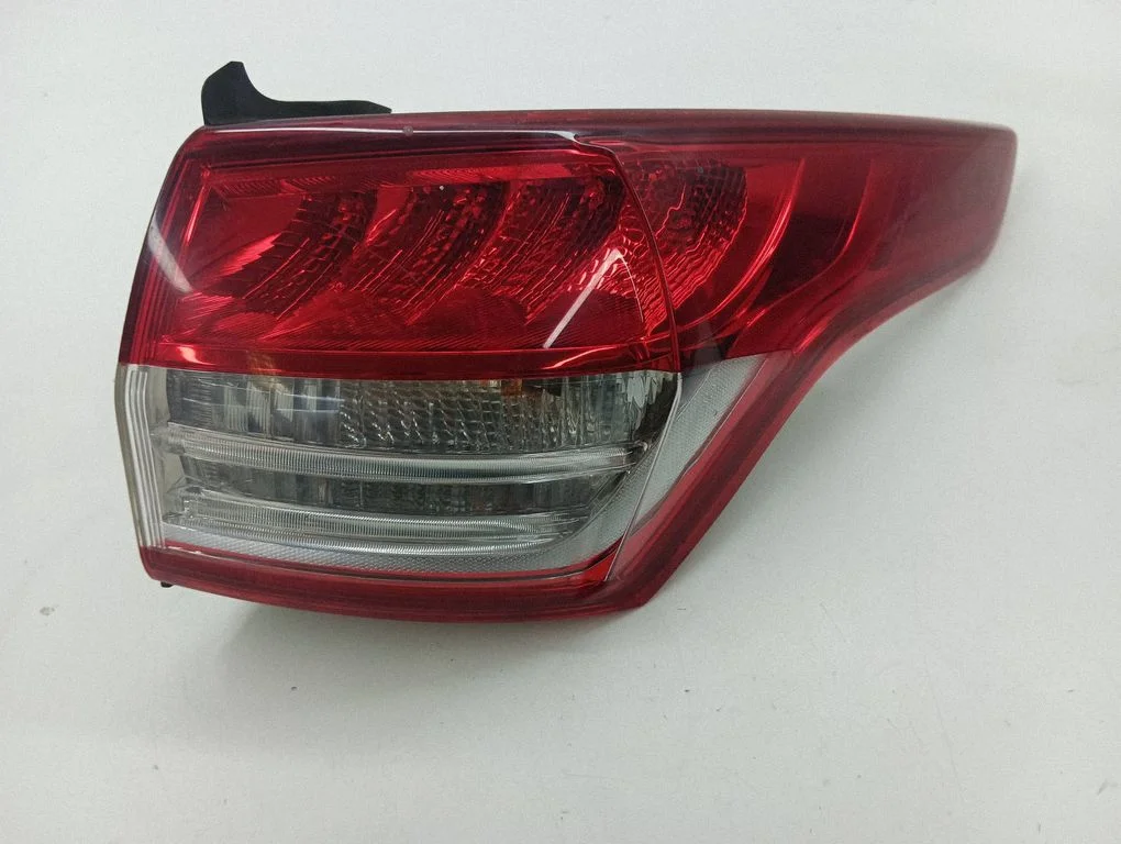 Aizmugurējais lukturis virsbūvē – Ford Kuga II (2013-2019)