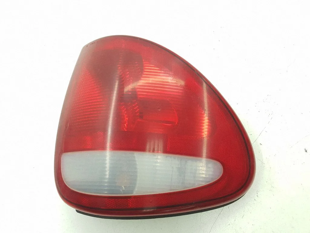 Aizmugurējais lukturis virsbūvē 04857601