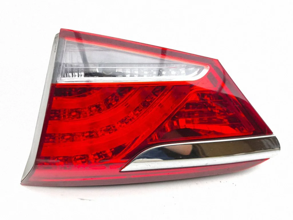 Lampa tylna w klapie – prawa