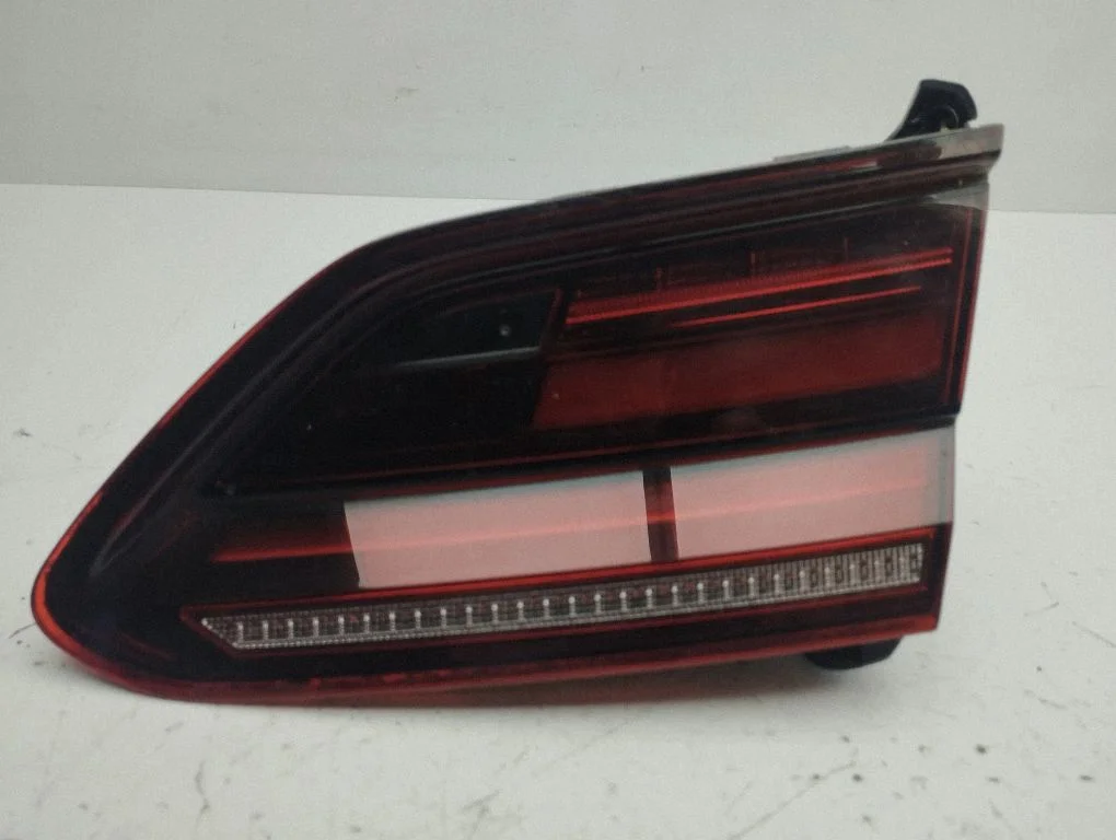 Lampa tylna w klapie 3G8945308P
