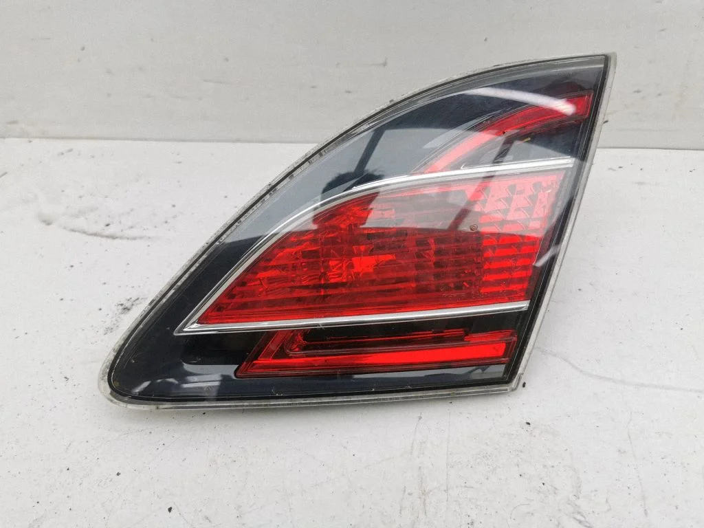 Tailgate rear/tail lights GS1F513F0
