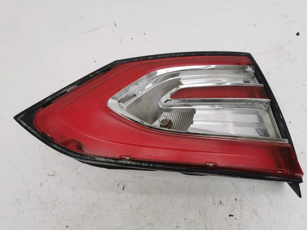 Tailgate rear/tail lights EM2B13A603AH