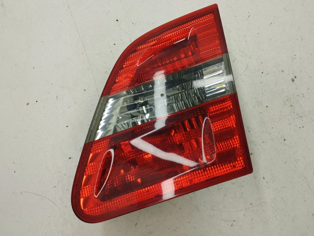 Tailgate rear/tail lights E32305