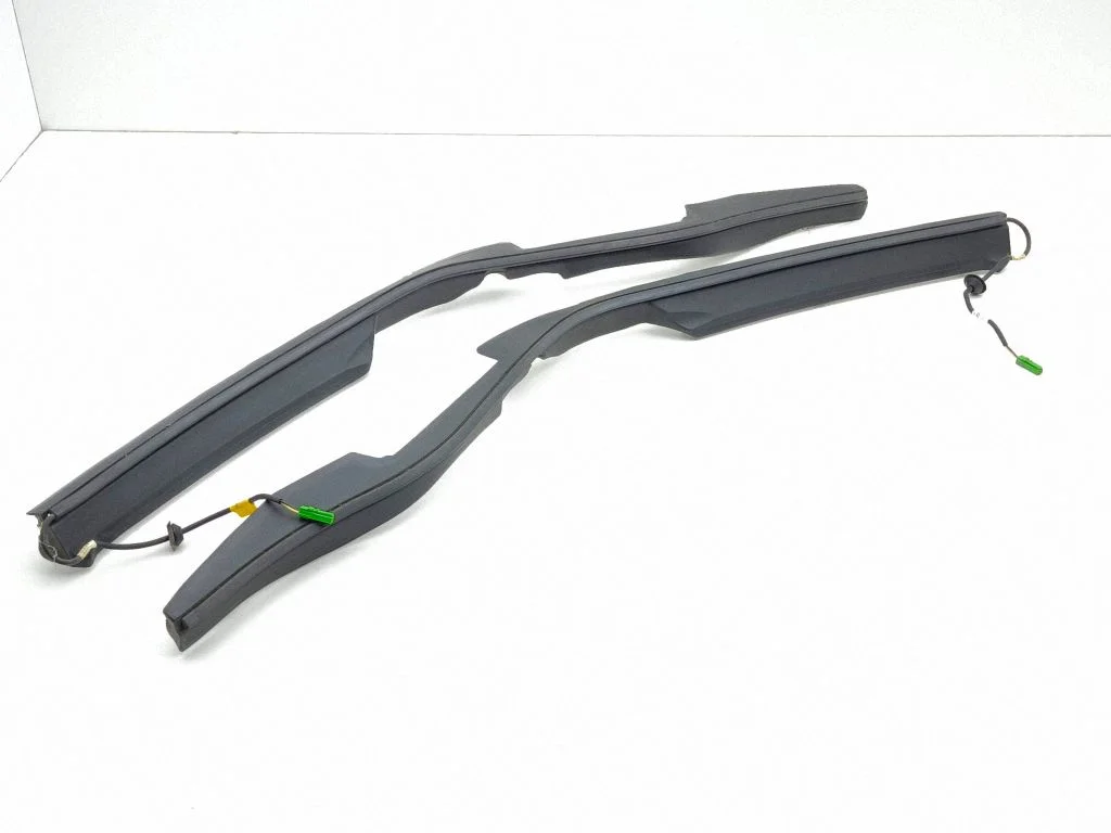 Rear/tail light trim molding FK72406A76
