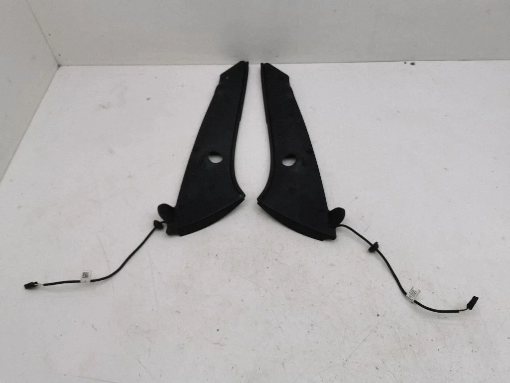 Rear/tail light trim molding 68103068