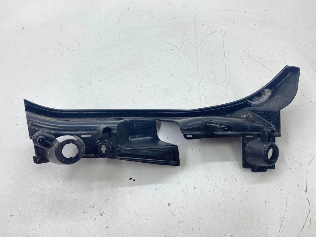 Rear/tail light trim molding E208191