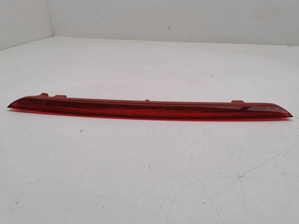 Papildu stopgaismas lukturis 8V0945097D