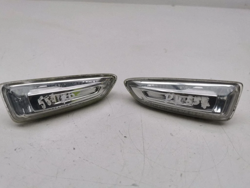 Front fender indicator light