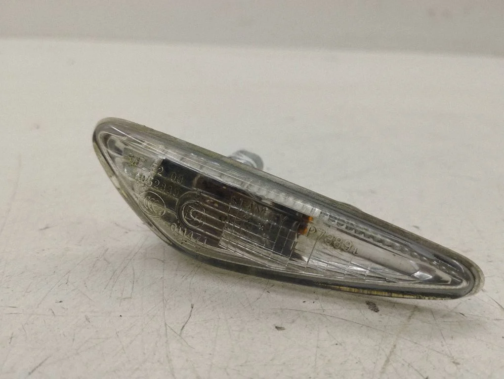 Front fender indicator light A052889