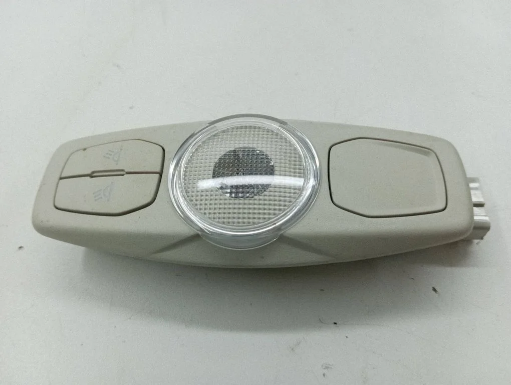 Lampka tylnych siedzeń AM5113K767