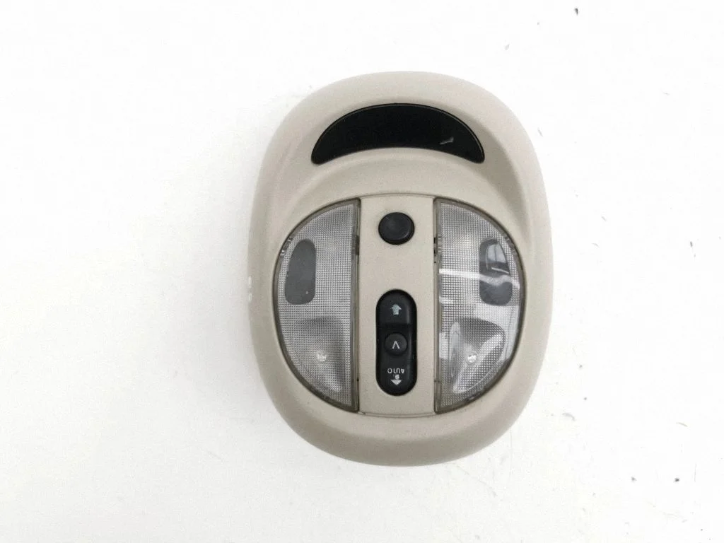 Priekšējo sēdvietu apgaismojuma lukturis