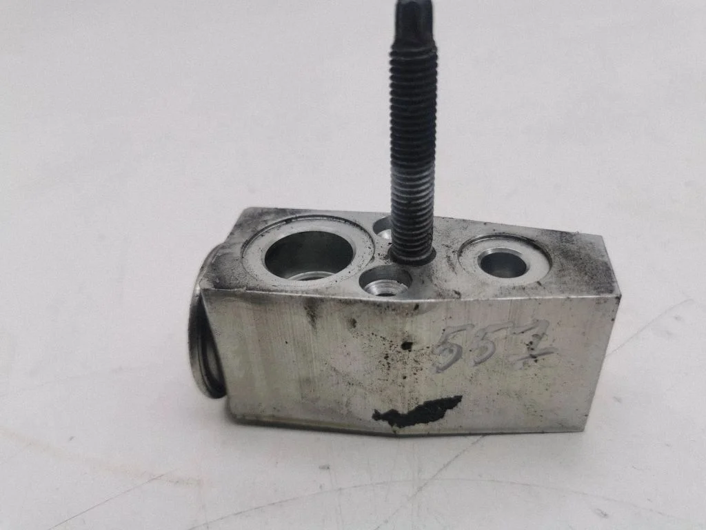 Air conditioning (A/C) expansion valve EBH15F017