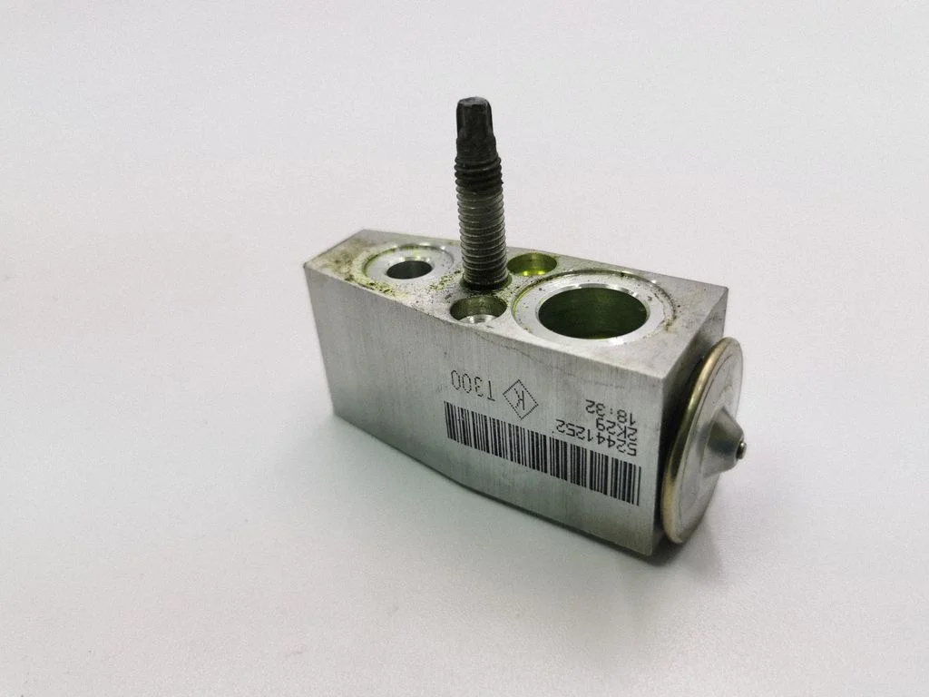 Air conditioning (A/C) expansion valve 52441252