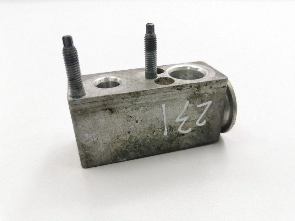 Air conditioning (A/C) expansion valve Y2844001