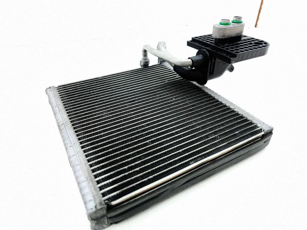 Kliimaseadme jahutusradiaator (kondensaator) – Tesla Model S (2012-)