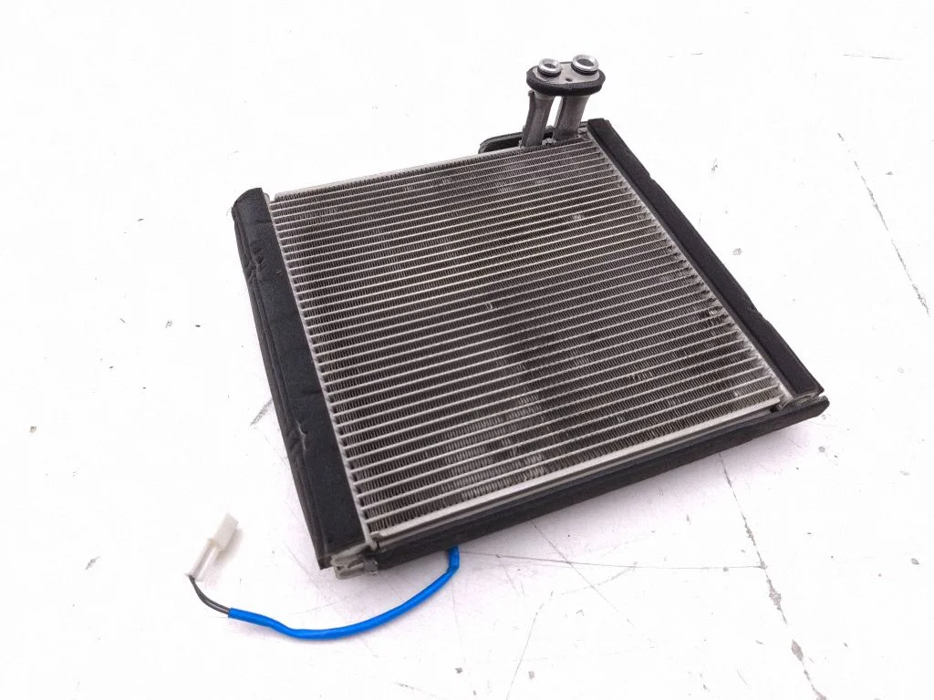 Gaisa kondicioniera radiators (salonā)