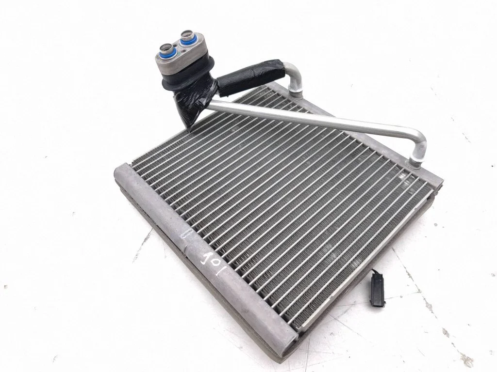 Gaisa kondicioniera radiators (salonā)