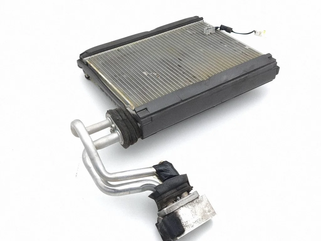 Gaisa kondicioniera radiators (salonā)