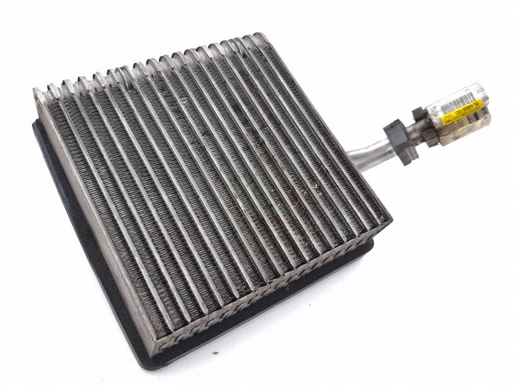 Gaisa kondicioniera radiators (salonā)