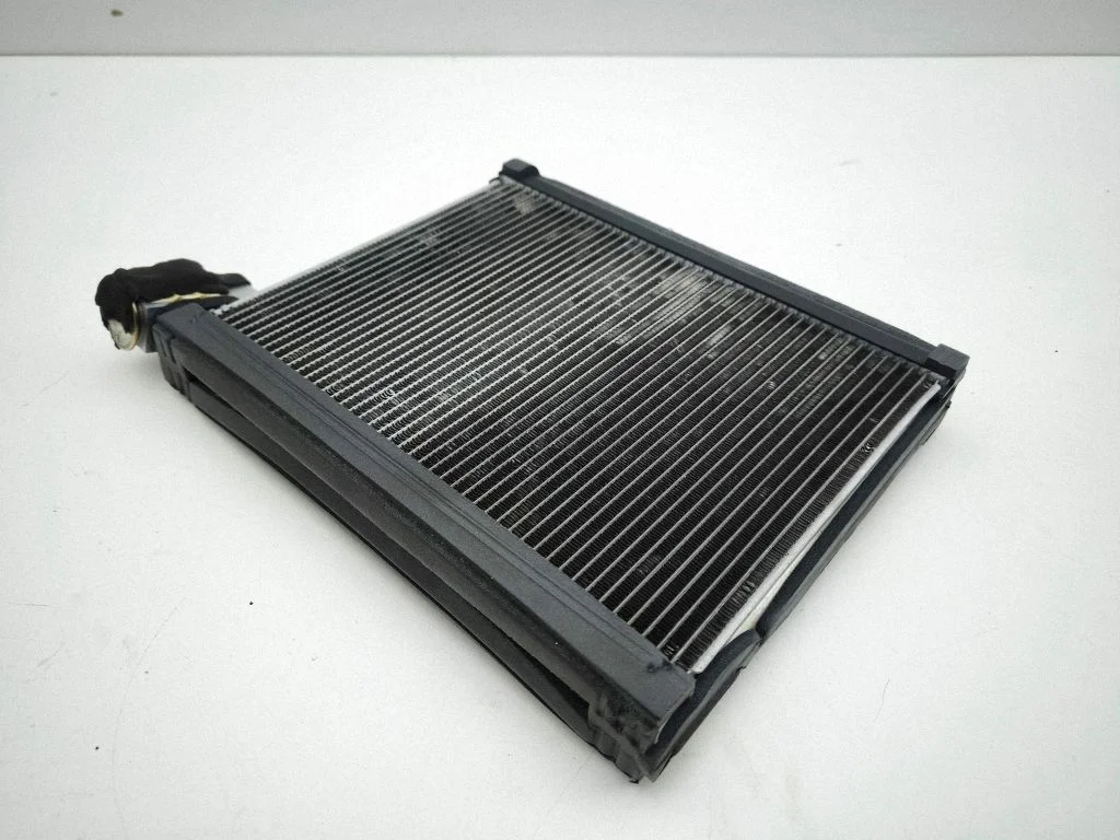Gaisa kondicioniera radiators (salonā)