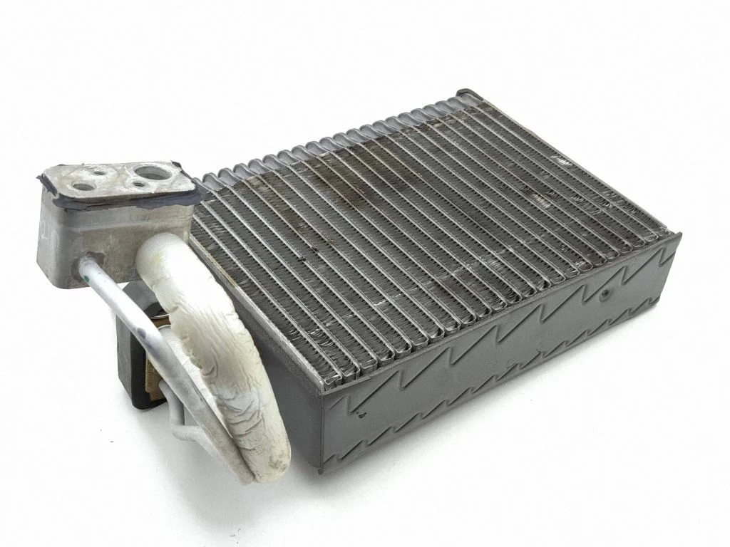 Gaisa kondicioniera radiators (salonā)