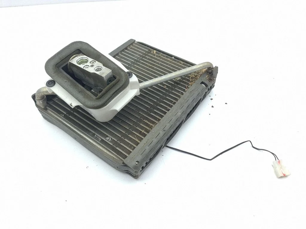 Gaisa kondicioniera radiators (salonā)