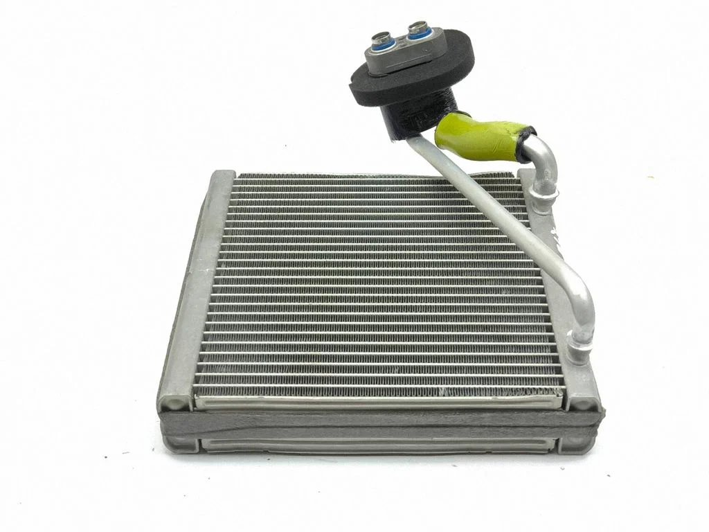 Gaisa kondicioniera radiators (salonā)