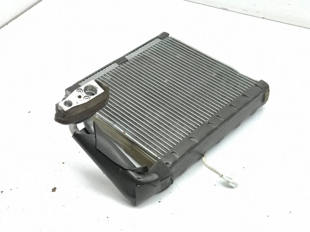 Gaisa kondicioniera radiators (salonā)