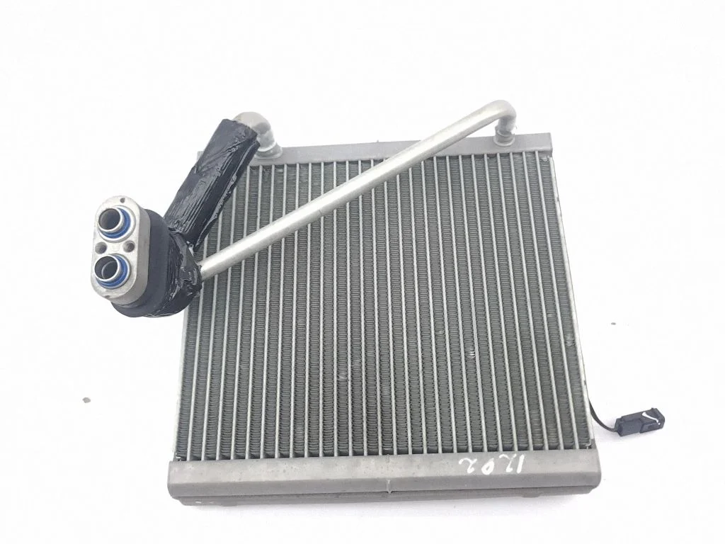 Gaisa kondicioniera radiators (salonā)