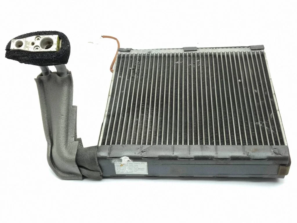 Gaisa kondicioniera radiators (salonā)