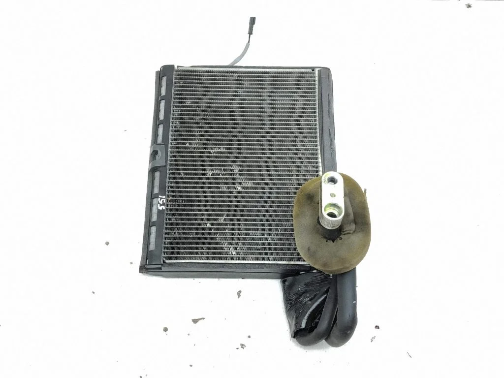 Gaisa kondicioniera radiators (salonā)