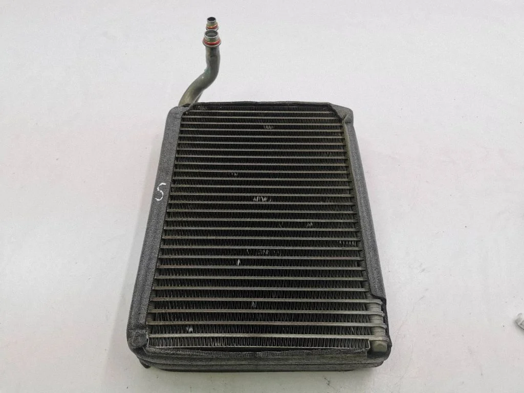 Gaisa kondicioniera radiators (salonā)
