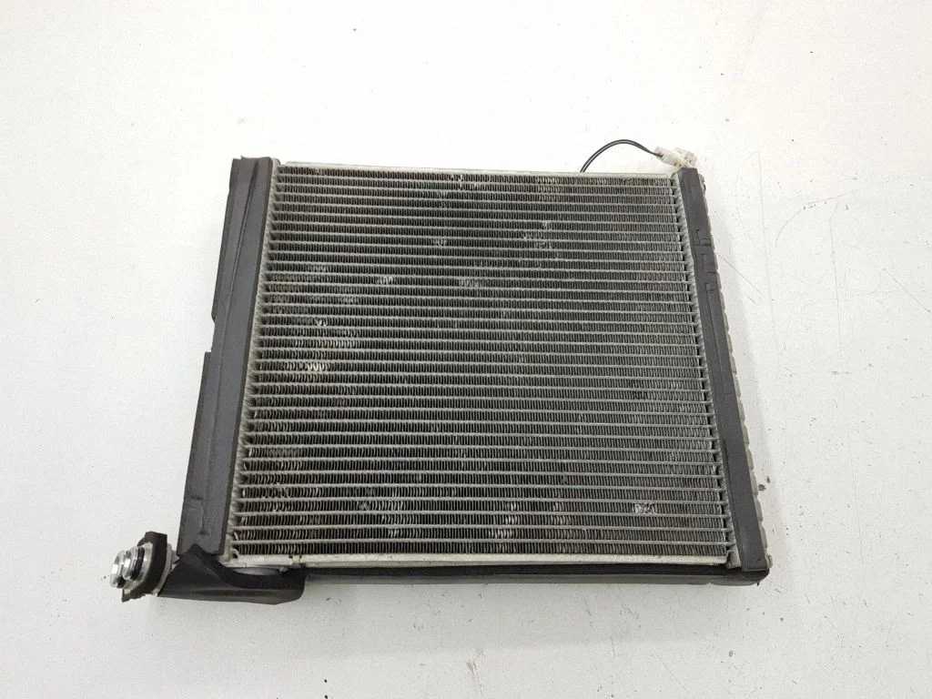Gaisa kondicioniera radiators (salonā)