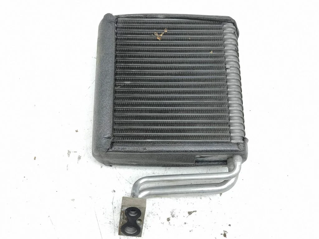 Gaisa kondicioniera radiators (salonā)