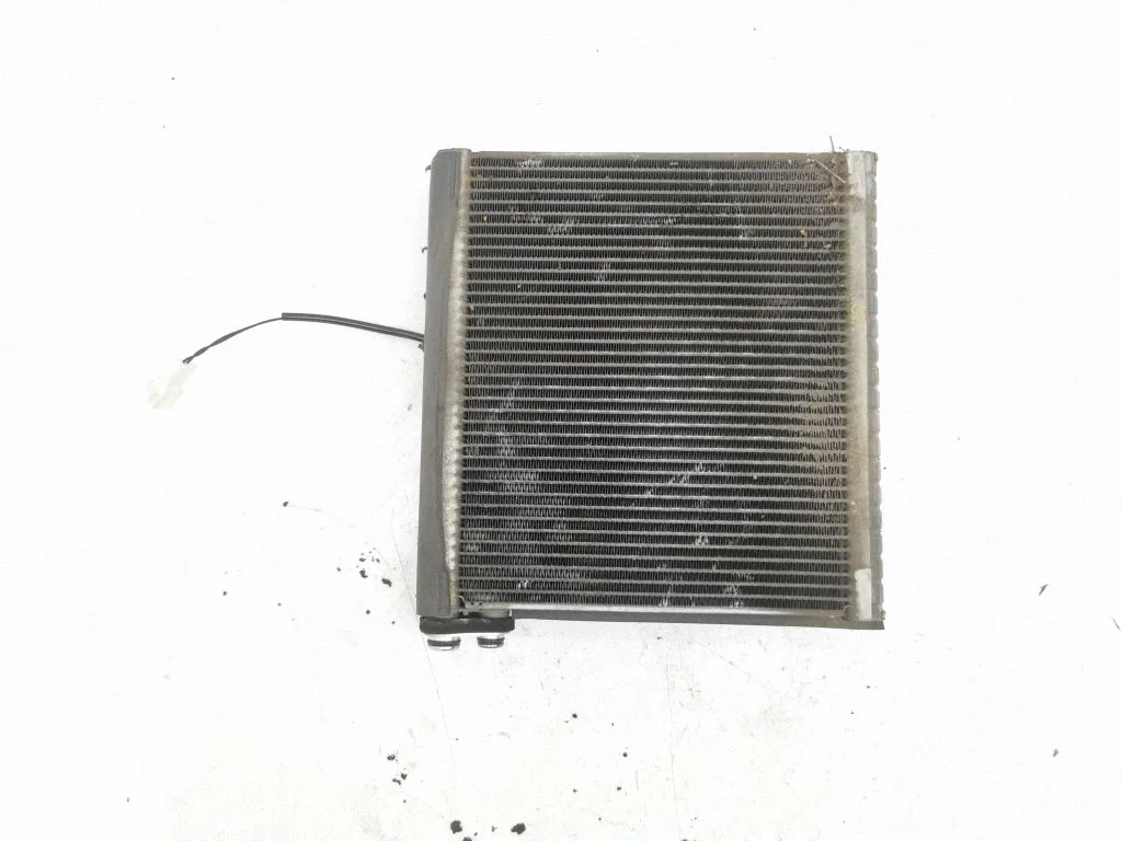 Gaisa kondicioniera radiators (salonā)