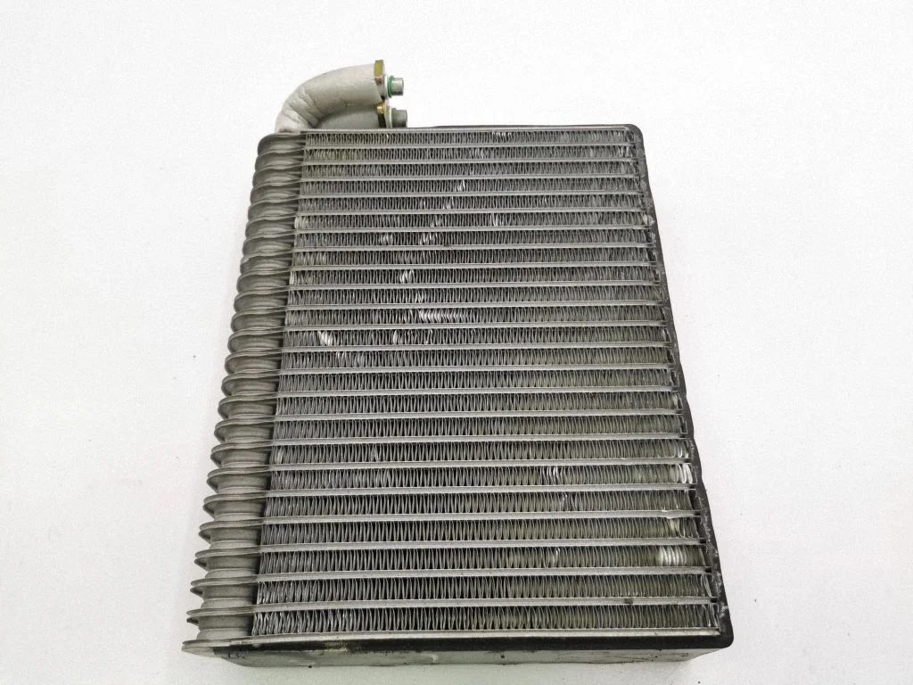 Gaisa kondicioniera radiators (salonā)