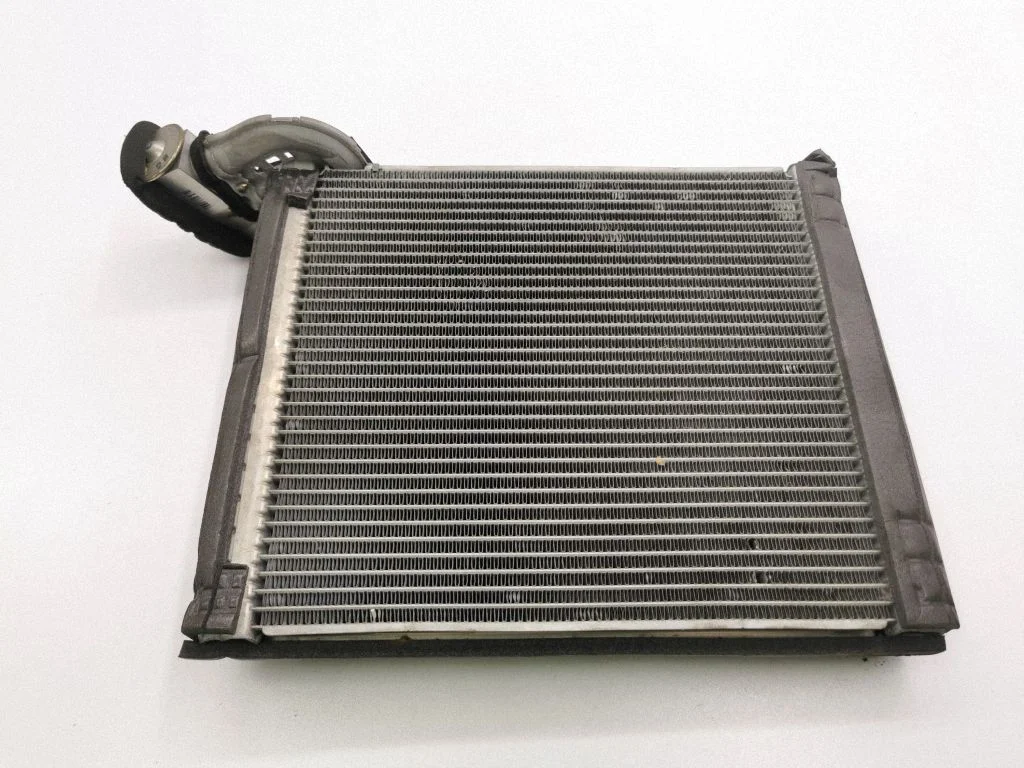 Gaisa kondicioniera radiators (salonā)
