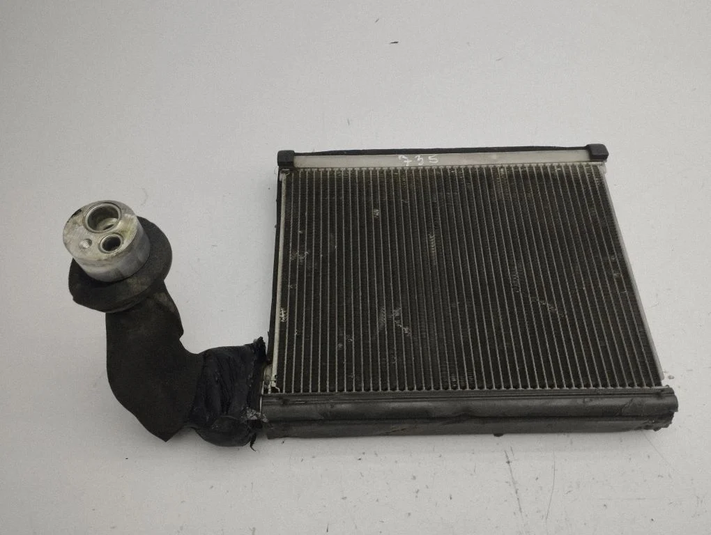 Gaisa kondicioniera radiators (salonā)
