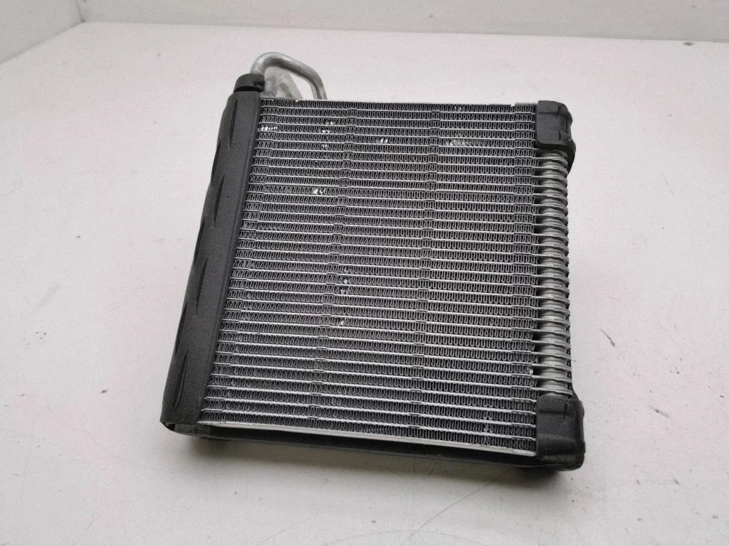 Gaisa kondicioniera radiators (salonā)