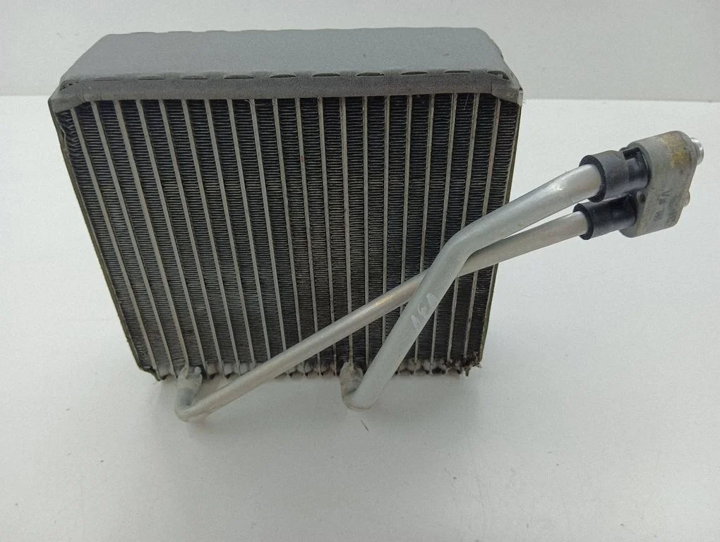 Gaisa kondicioniera radiators (salonā)