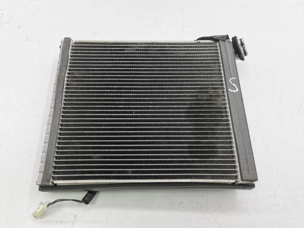 Gaisa kondicioniera radiators (salonā)