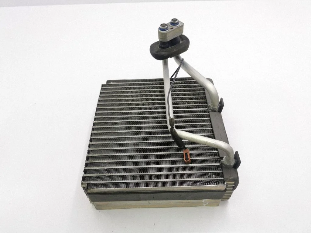 Gaisa kondicioniera radiators (salonā)